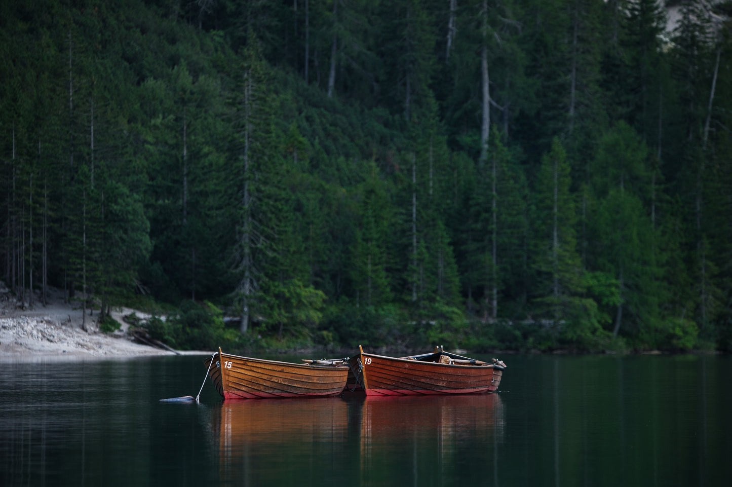 Boote am Pragser Wildsee