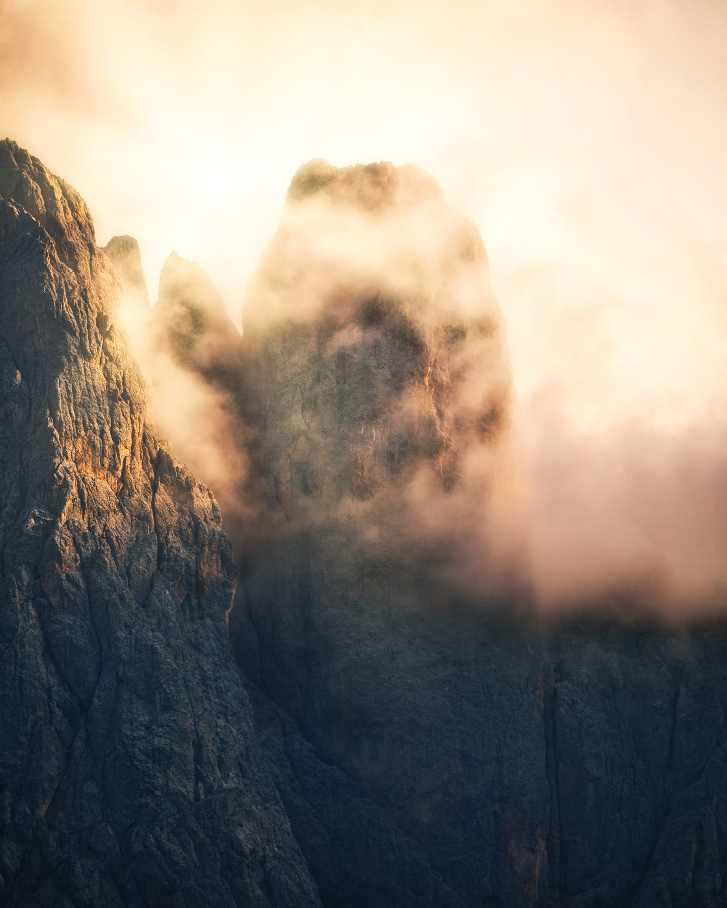 Berggipfel im Nebel